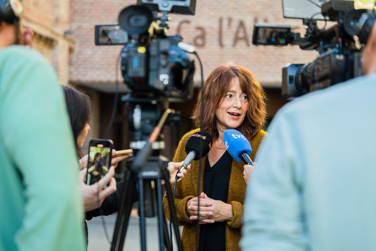 Una mujer delante de c&aacute;maras siendo entrevistada por reporteros de canales de televisi&oacute;n como tve, beteve etc. Parte del PR de BARCELONA INNOVA WEEK 2023.