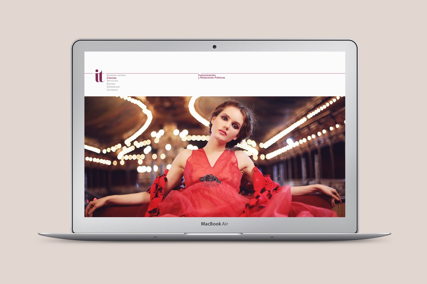 Dise&ntilde;o de la p&aacute;gina de inicio de la web de IT COMUNICACI&Oacute;N. Incluye una modelo femenina con un sexy vestido rojo. Web dise&ntilde;ada por el estudio de branding y comunicaci&oacute;n Esiete y programada por sevenap.